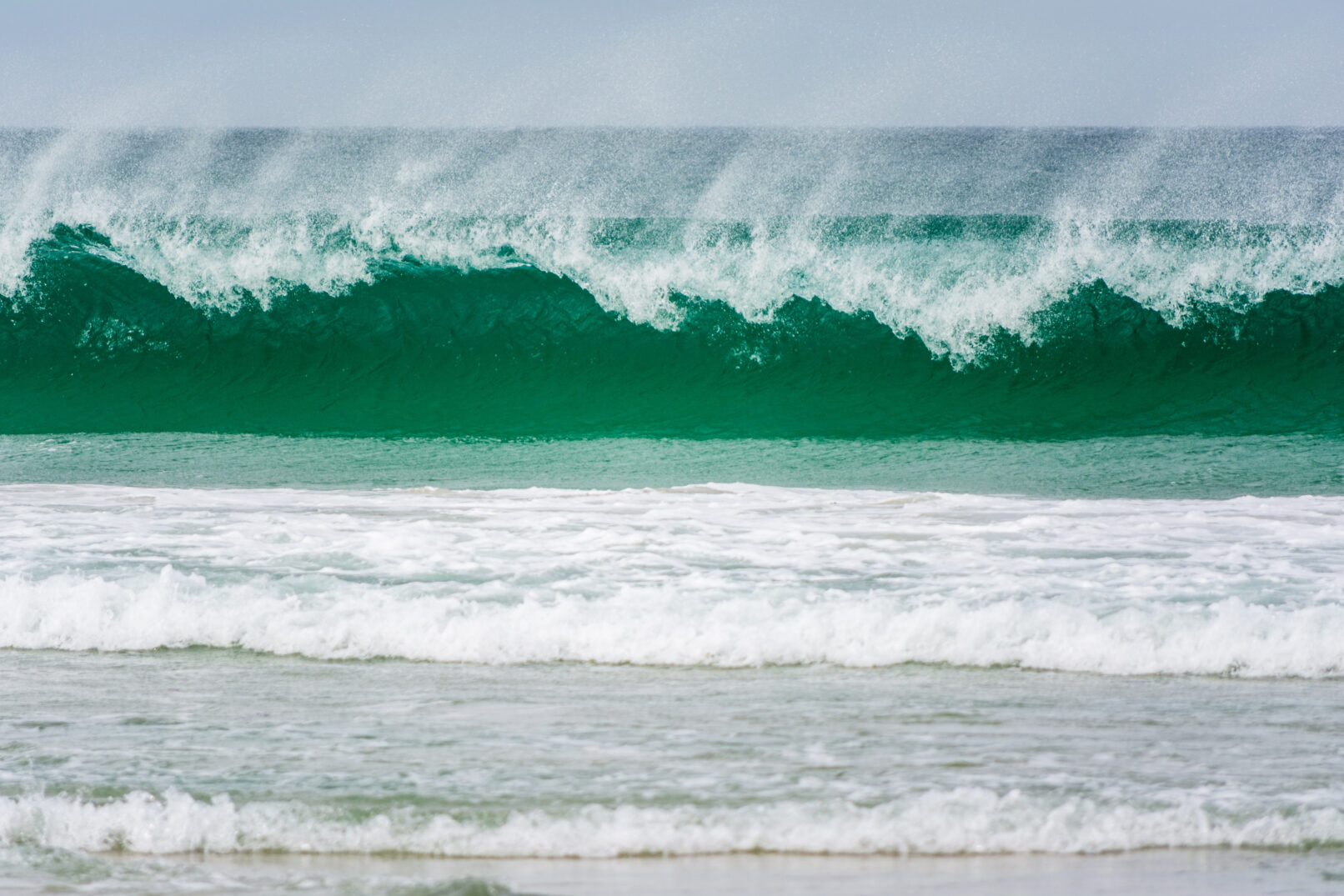 Turbulent ocean waves