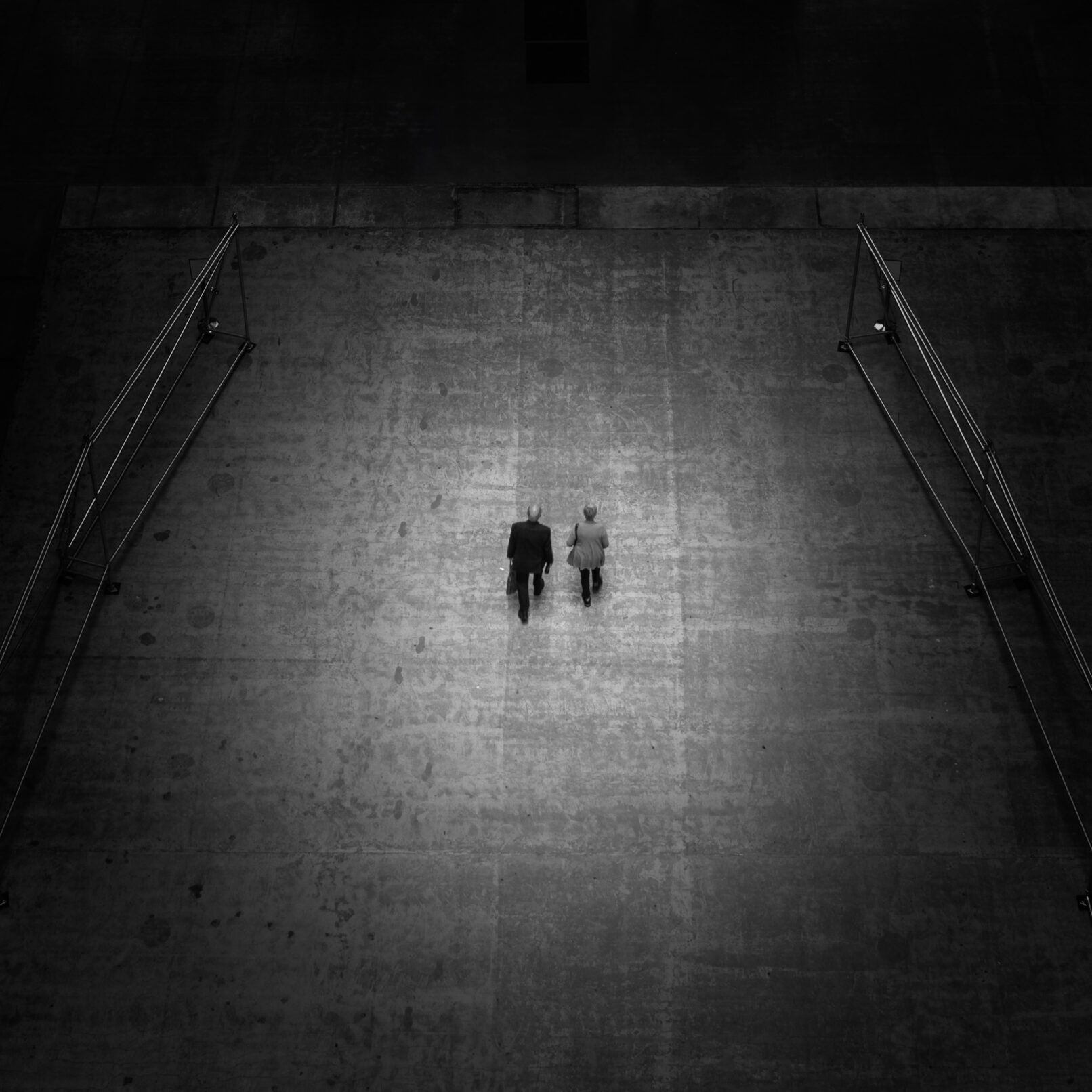 couple walking, Tate Modern Museum, London